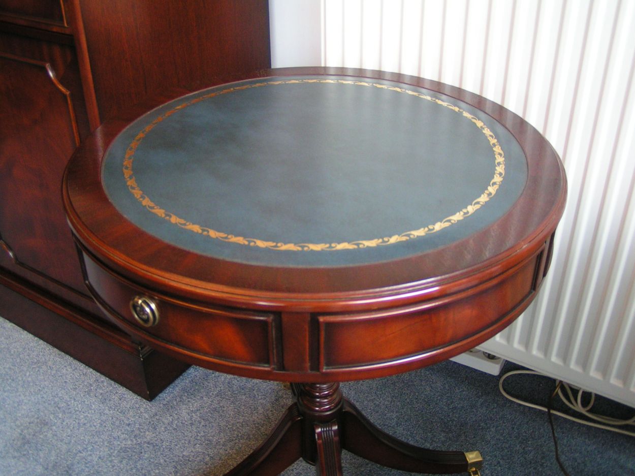  Verkocht artikelnr. 1600321 Drumtafel Heldense Exclusive 
Drumtafeltje op messing wielen met goudbedrukt lederen blad en 2 laden.

55 x 55 x 62cm

In nieuwstaat!


Keywords: artikelnr. 1600320 artikelnr. 1600321 Drumtafeltje Heldense Exclusive.