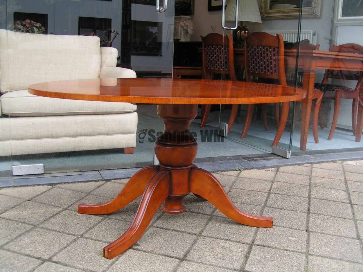 Verkocht artikelnr. 1600360 Kersenhouten Ovale Salontafel.
intarsia gelegd.

in nieuwstaat!

L: 115cm x B: 86cm x 58cm hoog.

in nieuwstaat.


Keywords: Kersenhouten Ovale Salontafel