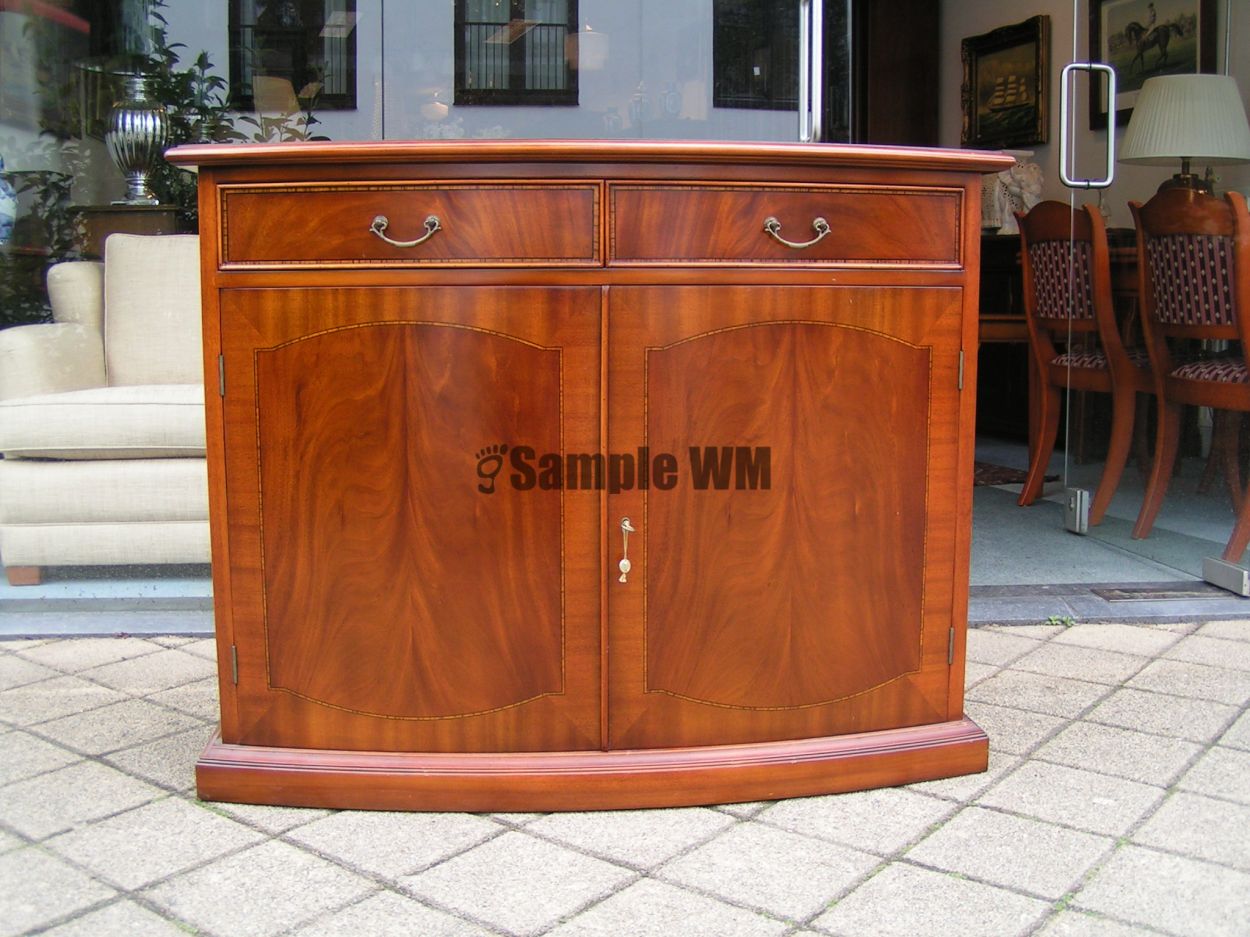 Vertkocht artikelnr. 1600359 Kersenhouten Penant Kast.
Ovaal gebogen penant kastje van massief kersenhout, 2 laden en 2 deurtjes
In nieuwstaat!

afmetingen: 109 breed x 48 diep x 85cm hoog

in nieuwstaat.
Keywords: Kersenhouten Penant Kast