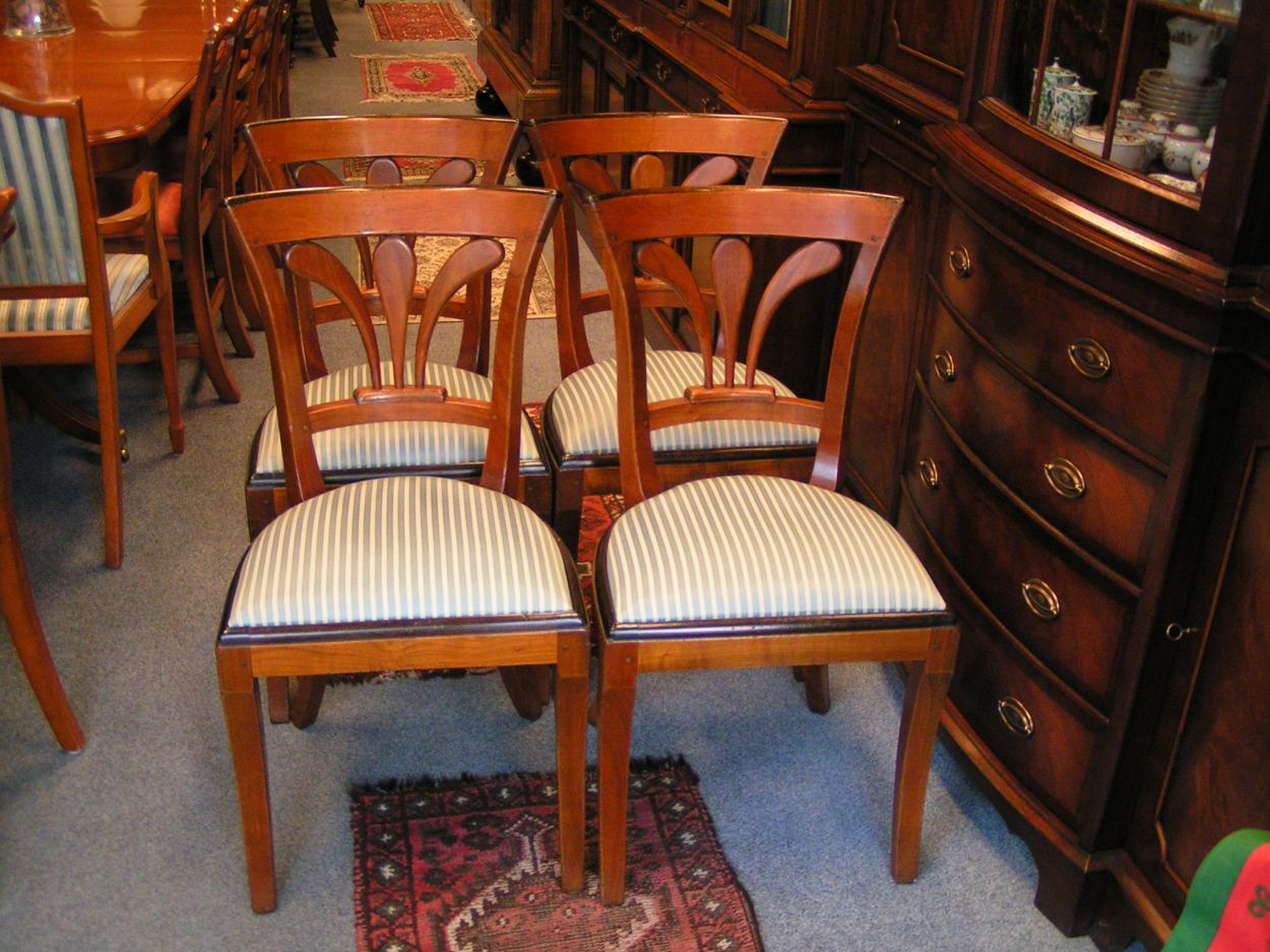 artikelnr. 1600287 Setje Engelse Kersenhouten stoelen: prijs €495,- euro.
In perfecte staat
Opnieuw gestoffeerd
Keywords: Setje Engelse Kersenhouten stoelen