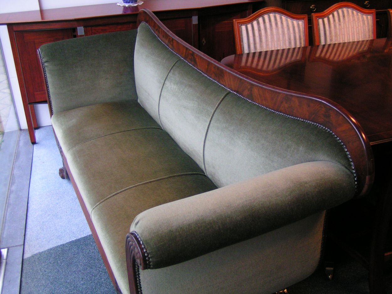 Verkocht. 1600297 Antiek Cuba Mahonie Bank Empire 1820
in museumkwaliteit. Empire periode.

Utrechts Velours bekleed lichtgroen in uitmuntende staat.

B: 2.05 x Zithoogte: 45cm x Zitdiepte: 50cm

Houtwerk Cuba Mahonie met fraaie ornamenten

Voor meer informatie zie onze site of andere advertenties.
Keywords: Antiek Cuba Mahonie Bank Empire 1820