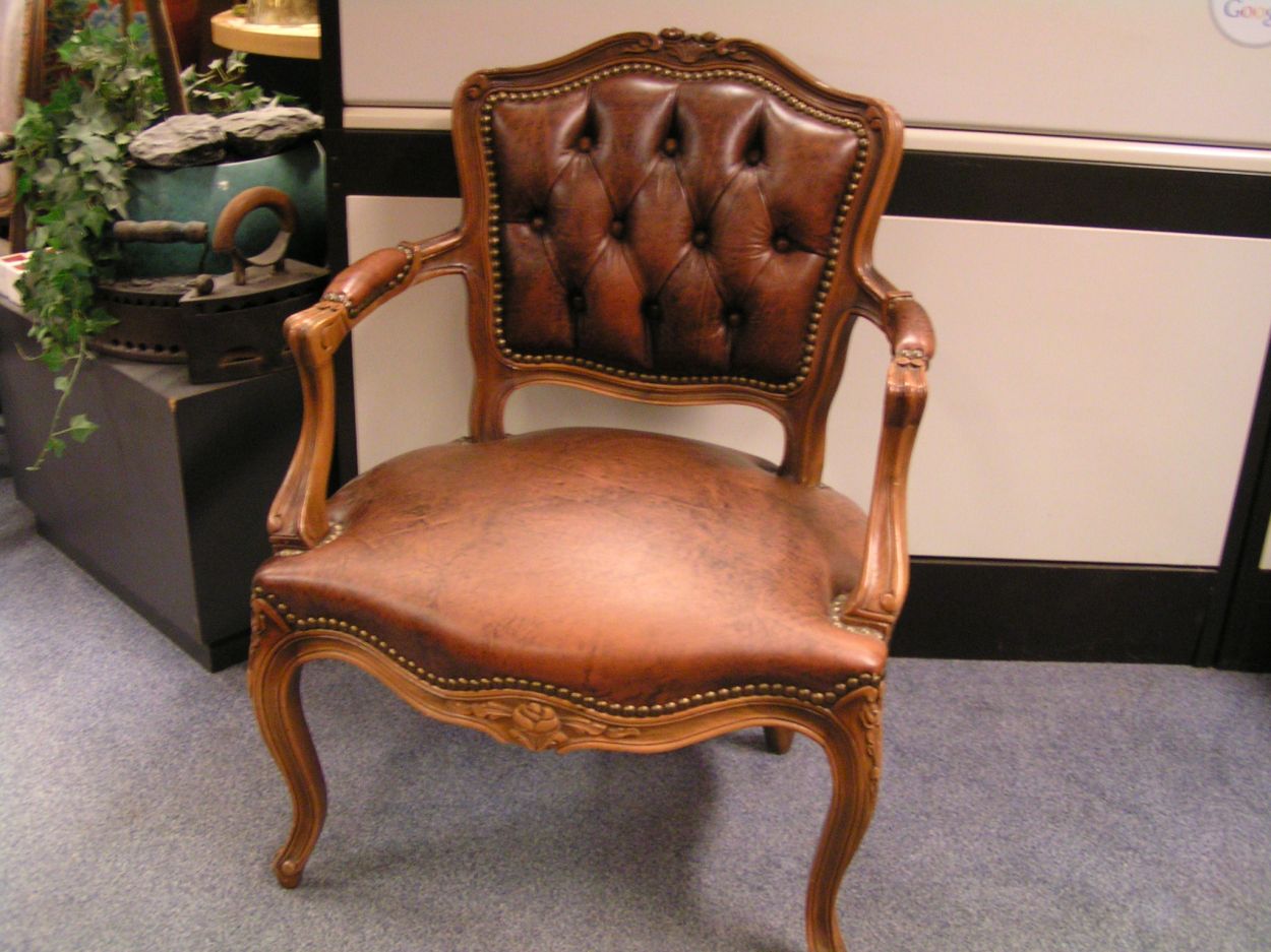 Verkocht artikelnr. 1600311 leren Fauteuiltje.
Stijl 	: 	Regency
Materiaal 	: 	Hout, Leer
Beschrijving
fraai antiek leren fautuiltje. Nog in zeer goede staat.

Keywords: leren Fauteuiltje