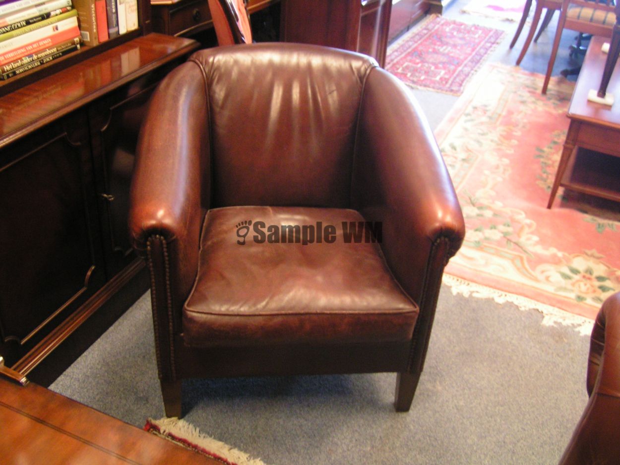 Verkocht artikelnr. 1600370 Diverse setjes kwaliteits stoelen.
Schapenleren Club fauteuil, merk Muylaert.

Dit meubel is bekleed met schapenleer van de hoogste kwaliteit met de hand gepattineerd waardoor het een antieke effect verkrijgt.

Stoel is comfortabel en in zeer goede staat. Gebruikerssporen passend bij de leeftijd en gebruik.
In zeer goede staat.

Breed 76cm x H 77cm x zithoogte 48 cm x zitdiepte 52cm
Keywords: artikelnr. 1600370 Diverse setjes kwaliteits stoelen: prijs op Aanvraag