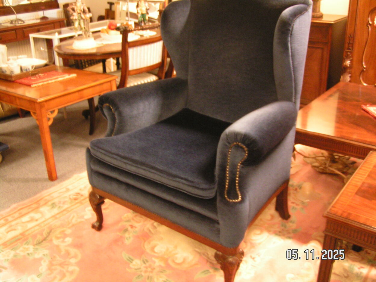 artikelnr. 1602043 Hollywood Regence Blue Vevet Wingback Club Armcher Nieustaat! prijs €1750,- euro
Traditional Engelse Wingchair, Zeer bijzondere Fauteuil in Nieuwstaat!
Afm Rug hoogte 1.20 cm B 87 cm. kussen is los in de Fauteuil.
