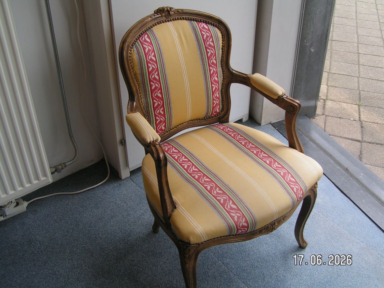 artikelnr. 16020117 Antieke fauteuil met gestreepte bekleeding in nieuwstaat prijs €125,- euro.

