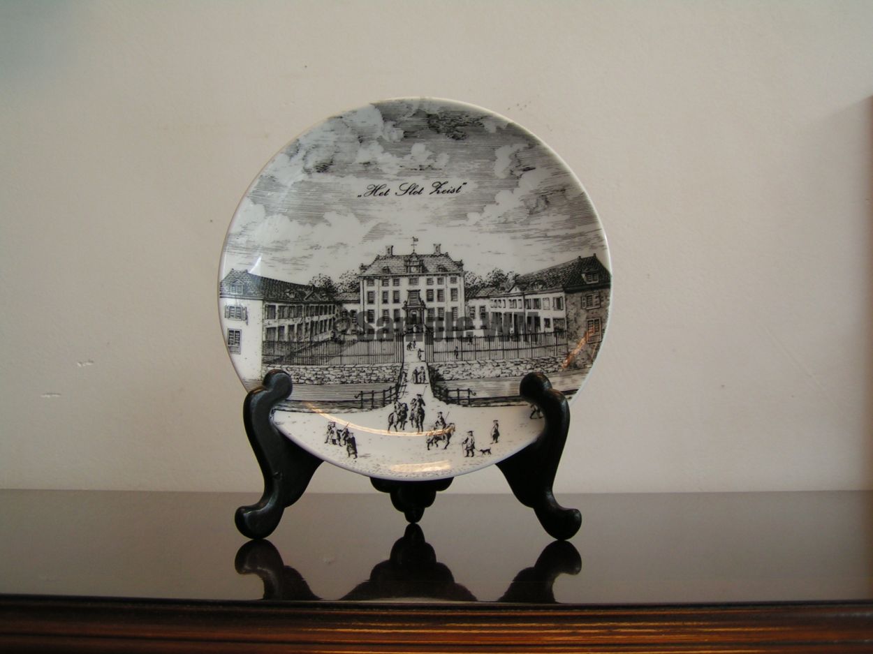 Verkocht artikelnr. 1600327 Wandbord Slot Zeist fabricant Den Hengst.
19 cm doorsnede.

Puntgaaf!
Keywords: Wandbord Slot Zeist fabricant Den Hengst