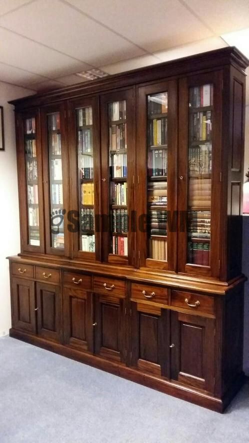 Verkocht artikelnr. 1600349 Grote Engelse Mahoniehouten Boekenkast.
Kenmerken
Conditie 	: 	Zo goed als nieuw
Breedte 	: 	200 cm of meer
Hoogte 	: 	200 cm of meer
Diepte 	: 	50 tot 75 cm
Stijl 	: 	Engels Regency
Uitvoering 	: 	Met plank(en), Met lade(s), Met deur(en)
Materiaal 	: 	Overige houtsoorten
Beschrijving
Grote Mahoniehouten Engelse Boekenkast in uitmuntende staat!

Met Facet geslepen glazen deuren en planken verstelbaar in hoogte.
Maten; H 2.58m B 2.44m D 52cm

Keywords: Grote Engelse Mahoniehouten Boekenkast
