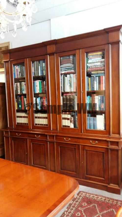 Verkocht artikelnr. 1600258 Grote Engelse Mahoniehouten Boekenkast/Bibliotheek.
Grote Engelse Mahoniehouten Boekenkast/Bibliotheek

Grote Engelse Mahoniehouten Boekenkast/Bibliotheek.
Massief Mahoniehouten Boekenkast in uitmuntende staat! Met facet geslepen glas.

Met glazen planken voor er bijvoorbeeld een vitrinekast van te maken.
Maten; B 2.35m D 55cm H 2.40 cm.

Diverse Boekenkasten in onze collectie.
Keywords: Grote Engelse Mahoniehouten Boekenkast/Bibliotheek