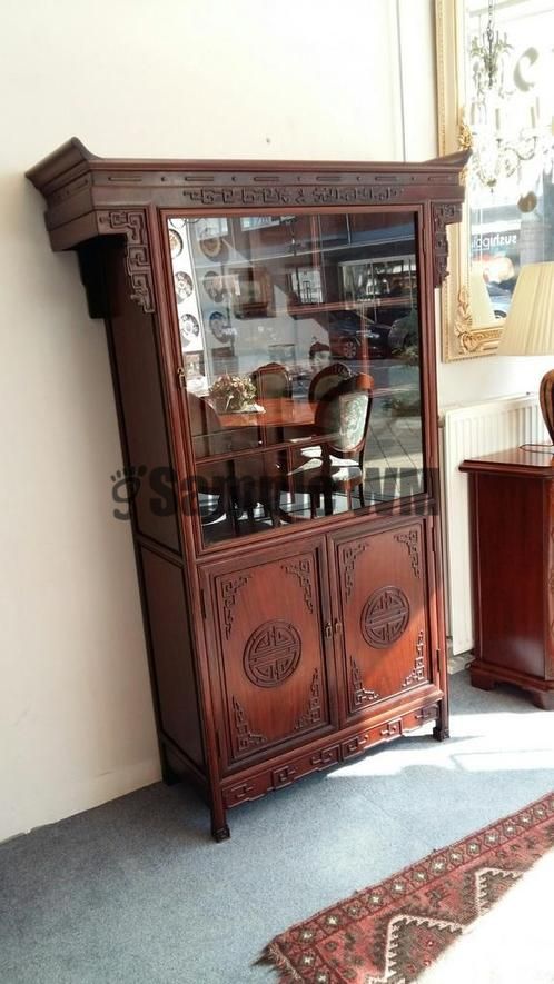Verkocht artikelnr. 1600374 Oosterse / Chinese Vitrinekast.
Beschrijving
Chinese Vitrinekast in uitmuntende staat. Traditioneel gemaakt met zeer mooi Oosters houtsnijwerk.

Zeer uniek exemplaar!

Afmetingen: B: 90cm x D: 40cm x H: 180cm
Keywords: Oosterse / Chinese Vitrinekast
