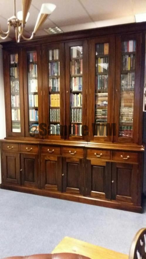 Verkocht artikelnr. 1600349 Grote Engelse Mahoniehouten Boekenkast.
Kenmerken
Conditie 	: 	Zo goed als nieuw
Breedte 	: 	200 cm of meer
Hoogte 	: 	200 cm of meer
Diepte 	: 	50 tot 75 cm
Stijl 	: 	        Engels Regency
Uitvoering 	: 	Met plank(en), Met lade(s), Met deur(en)
Materiaal 	: 	Overige houtsoorten
Beschrijving
Grote Mahoniehouten Engelse Boekenkast in uitmuntende staat!

Met Facet geslepen glazen deuren en planken verstelbaar in hoogte.
Maten; H 2.58m B 2.44m D 52cm

