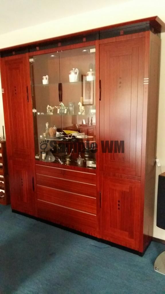 Verkocht artikelnr. 01600256 Art Deco vitrinekast Decoforma Schuitema.
Gebruikte materialen:
Als basis is rosewood of bubinga hout gebruikt, met details van ebbenhout, eikenhout en aluminium. De aluminium details kunnen we ook in zwart uitvoeren.

Afmetingen: Breed: 2.13m x Diepte: 37cm x hoogte: 2.23m

Alternatieve houtsoorten zijn:
- eiken
- kersen
- noten
- bubinga/rosewood

Design by Frits Schuitema

Nieuw Prijs � 9925,- NU voor 6.950 euro
Keywords: Verkocht artikelnr. 01600256 Art Deco vitrinekast Decoforma Schuitema.