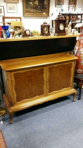 Verkocht artikelnr. 1600272 Dressoir van noten- en wortelnoten hout
Dressoir van noten- en wortelnoten hout.
Een zeer exclusief klein dressoir in uitmuntende staat!
Maten; B 1.25 D 47 H 87 cm.
Voor meer dressoirs zie onze site of andere advertenties.
Keywords: Dressoir van noten- en wortelnoten hout