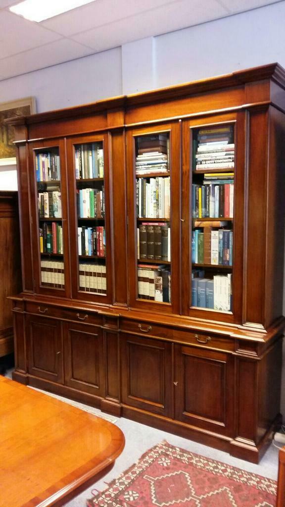 Verkocht artikelnr. 1600258 Grote Engelse Mahoniehouten Boekenkast/Bibliotheek.
Grote Engelse Mahoniehouten Boekenkast/Bibliotheek

Grote Engelse Mahoniehouten Boekenkast/Bibliotheek.
Massief Mahoniehouten Boekenkast in uitmuntende staat! Met facet geslepen glas.

Met glazen planken voor er bijvoorbeeld een vitrinekast van te maken.
Maten; B 2.35m D 55cm H 2.40 cm.

Diverse Boekenkasten in onze collectie
Voor meer informatie zie onze site.
admin
Keywords: vitrinekast boekenkast