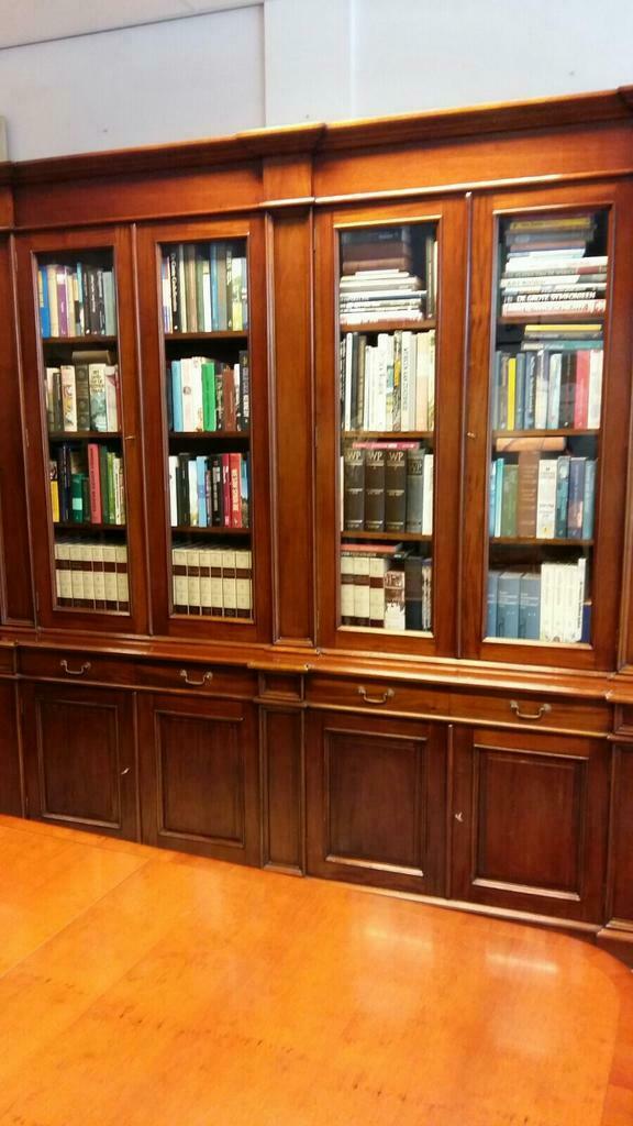 Verkocht artikelnr. 1600258 Grote Engelse Mahoniehouten Boekenkast/Bibliotheek.
