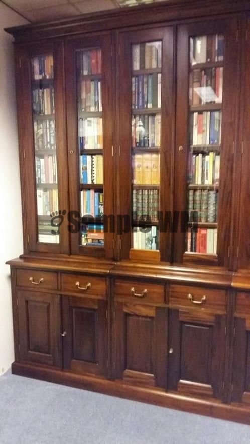 Verkocht artikelnr. 1600349 Grote Engelse Mahoniehouten Boekenkast.
Grote Mahoniehouten Engelse Boekenkast in uitmuntende staat!

Met Facet geslepen glazen deuren en planken verstelbaar in hoogte.
Maten; H 2.58m B 2.44m D 52cm
Keywords: Grote Engelse Mahoniehouten Boekenkast