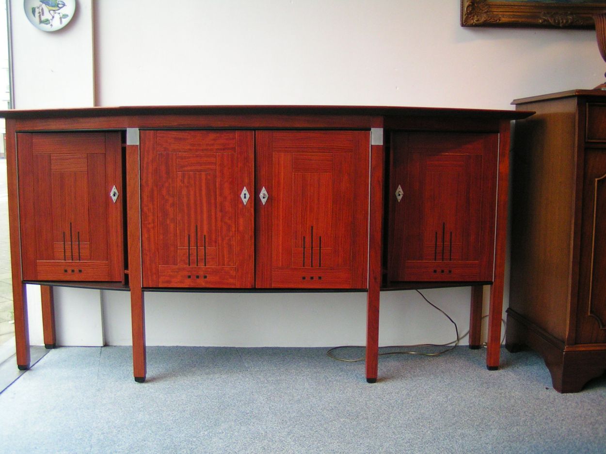 Verkocht artikelnr. 01600257 Art Deco dressoir Margaret Schuitema
Margaret dressoir 180 x 43 x h 90 cm



In Nieuwstaat!

Gebruikte materialen:
Als basis is rosewood of bubinga hout gebruikt, met details van ebbenhout, eikenhout en aluminium. De aluminium details kunnen we ook in zwart uitvoeren.

Alternatieve houtsoorten zijn:

    Eiken
    Kersen
    Noten
    Bubinga /rosewood

 

Design by Frits Schuitema
Keywords: dressoir vitrinekast Schuitema