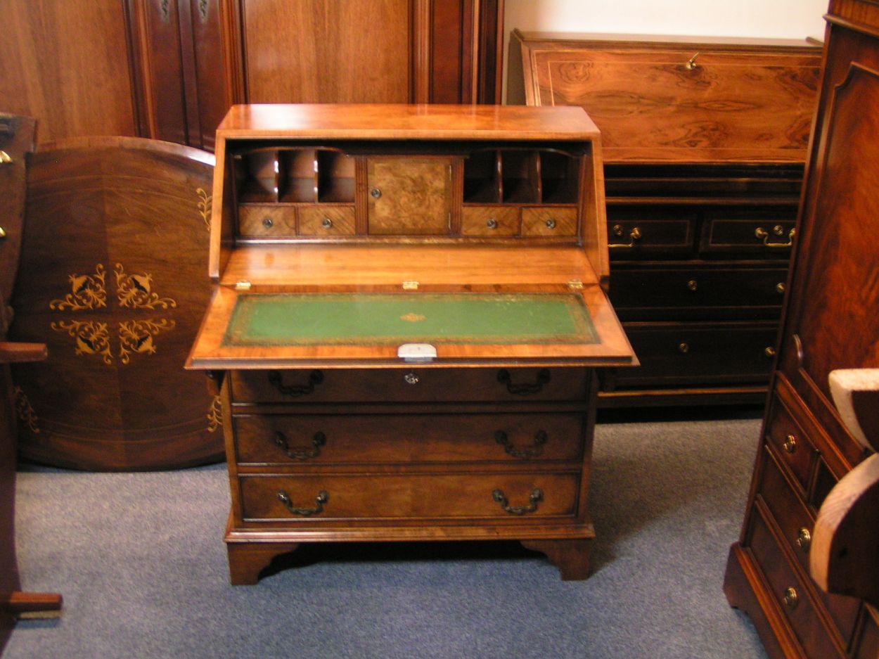 artikelnr. 1600296X Diverse klepsecretaires.
in zeer goede staat, ook een exemplaar van de Heldense erbij.
Diversen soorten en maten en in diverse houtsoorten.


Voor meer informatie zie onze site of andere advertenties.
