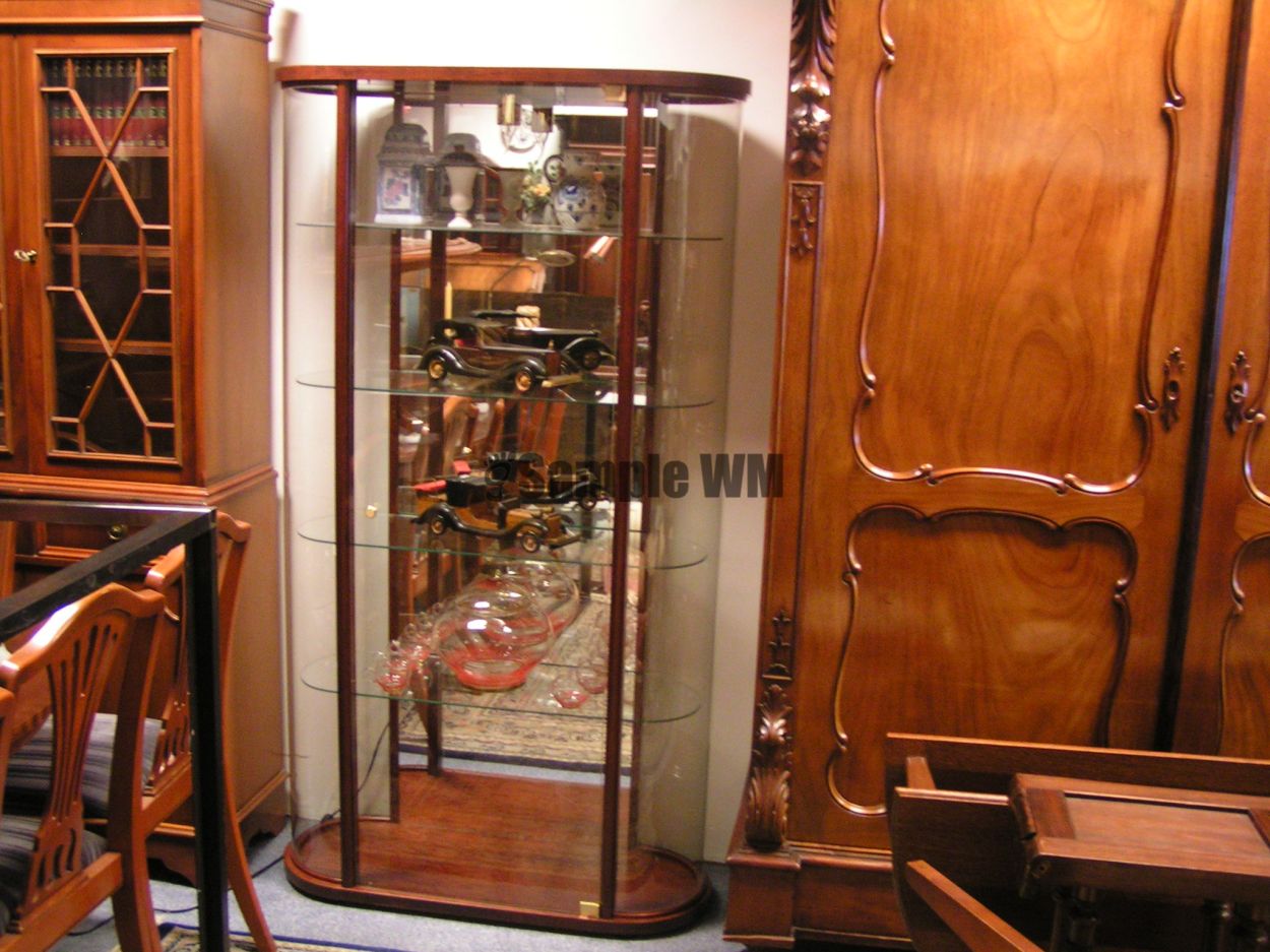 Verkocht artikelnr. 1600358 Vitrinekast Mahonie met verlichting.
met verlichting, met gebogen glas aan de zijkanten.

met glazen platen in hoogte verstelbaar.

afmetingen: 98cm breed x 38cm diep x hoog: 1.74m

Zeer verfijnd exemplaar.

In nieuwstaat.
Keywords: Vitrinekast Mahonie met verlichting