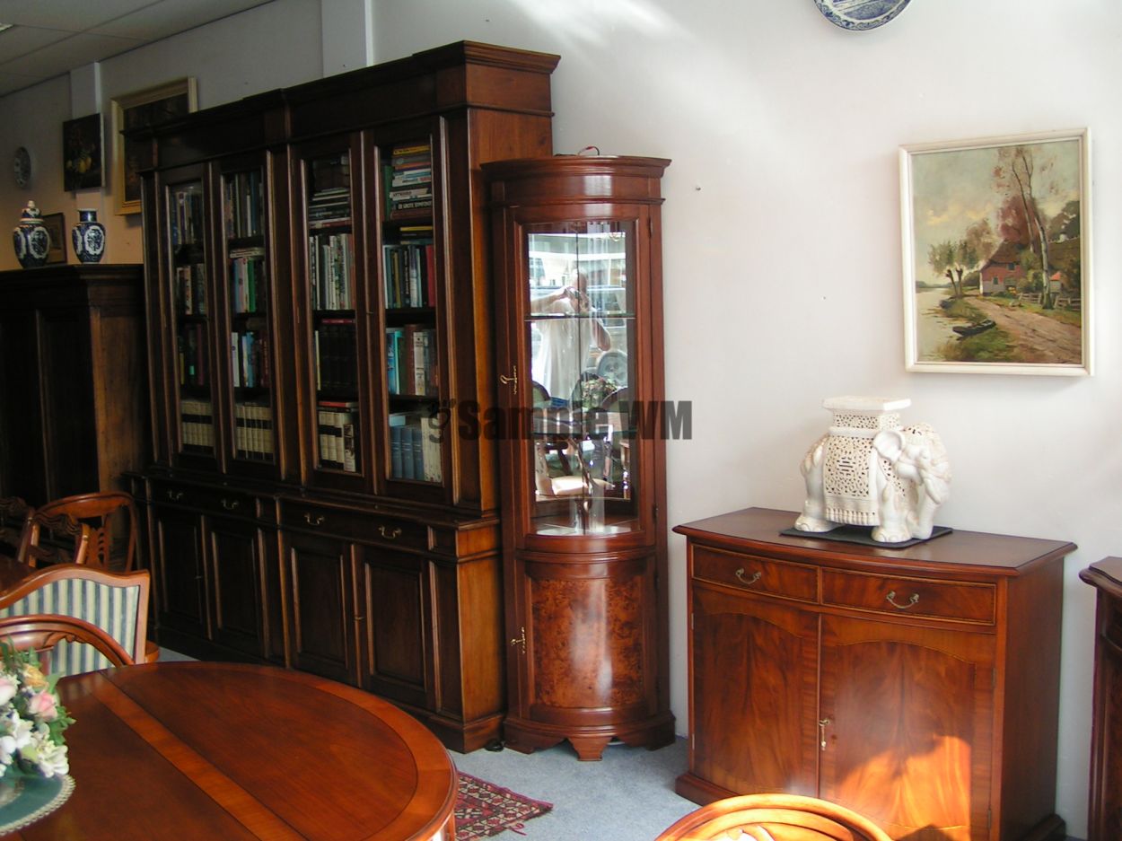 Verkocht artikelnr. 1600371 Hoekkast / Vitrinekast Wortelnoten met Verlichting.
Puntgave mahoniehouten en wortelnoten Hoekkast met glazen platen en halogeen verlichting.

In nieuwstaat.

45 x 45 x 1.98m hoog.
Keywords: Hoekkast / Vitrinekast Wortelnoten met Verlichting