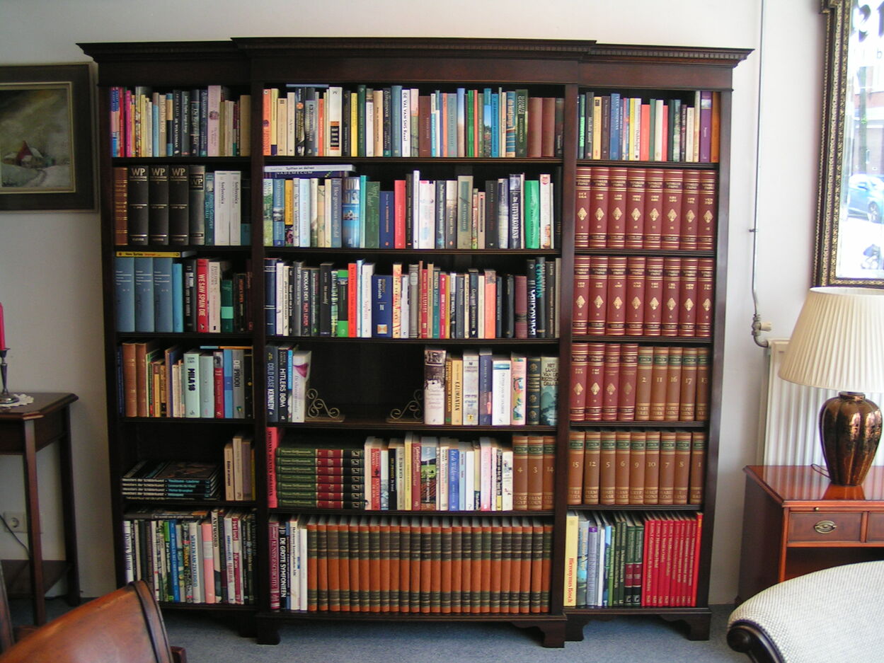 artikelnr. 1600868 Grote Engelse Mahoniehouten Boekenkast/Bibliotheek: prijs; €2495,- euro
Regency stijl

Planken op hoogte verstelbaar.

Afmetingen : H: 2m x B: 2.12m x 40cm

met breakfront
Keywords: Grote Engelse Mahoniehouten Boekenkast/Bibliotheek.