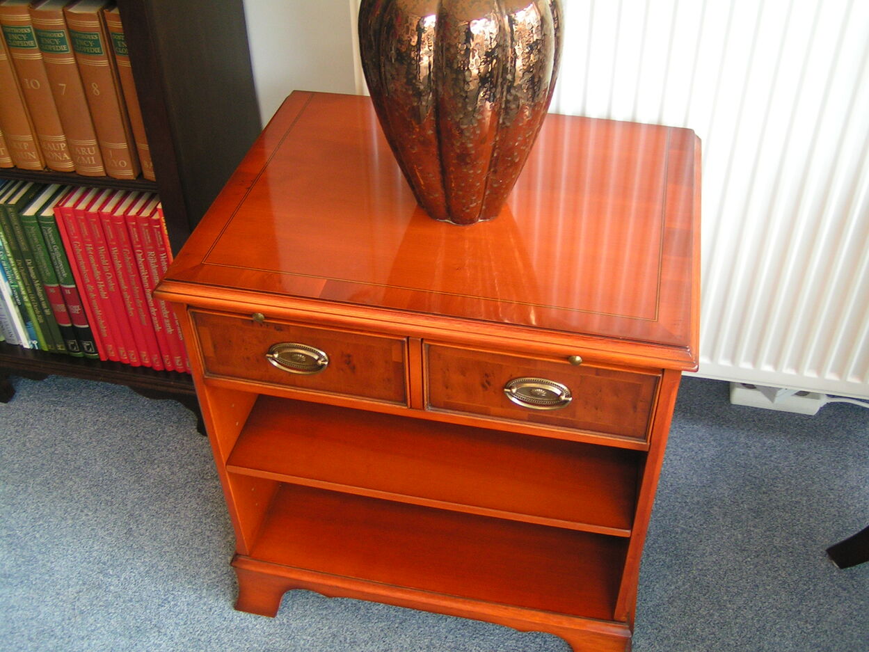 Verkocht artikelnr. 1600866 Heldense Exclusive Taxus houten bijzettafel/ lampentafel.
b: 55cm x D: 43cm x H: 60cm

Intaria ingelegd, met uischuifbaar lederen inlegblad goudbedrukt.

2 stuks in de collectie.

In nieuwstaat.
Keywords: Heldense Exclusive Taxus houten bijzettafel