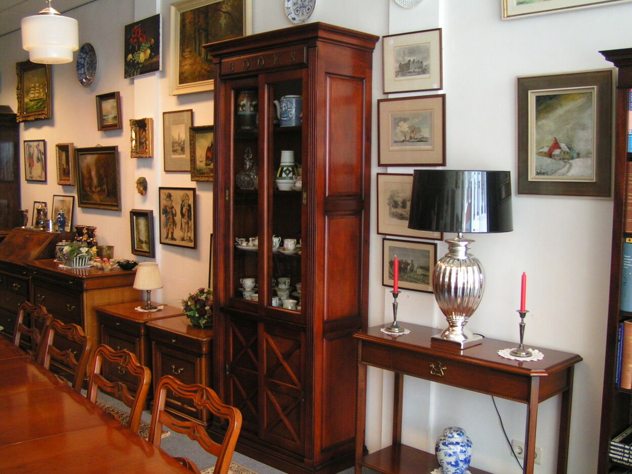 Verkocht artikelnr. 1600867 Boekenkast Massief Kersen.
in nieuwstaat, met schuifdeuren.

In uitmuntende staat.

afmetingen: H: 2.23m x D: 40cm x B: 80cm
Keywords: Boekenkast Massief Kersen: