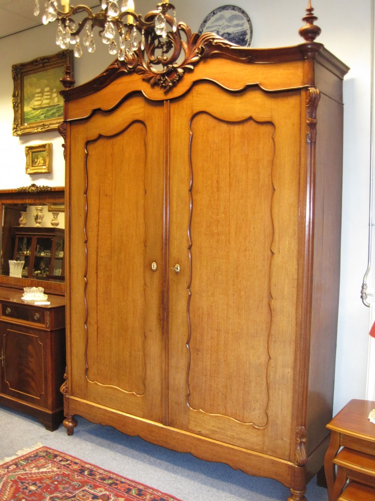 Verkocht artikelnr. 00426 Antieke Biedermeier Kuifkast 1840
Slavonisch Eiken in perfecte staat. Met planken en lades.

H: 2.60m x B: 1.64m x D: 45cm
Keywords: Antieke mahonie Biedermeier ; Kuifkast 1840