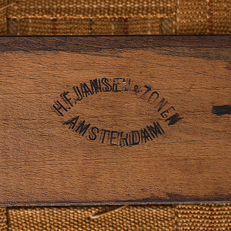 Verkocht 1600446 3-Deurs Koninklijke Kledingkast H.F. Jansen en Zoon 1874:
De koninklijke Meubelfabriek en Magazijnen H.F. Jansen en Zonen was een meubelfabriek en woninginrichting in Amsterdam van 1840 tot 1948.
In 1871 Hofleverancier van het Koninklijk Huis.
De firma voorziet vanaf 1886 de werk- en slaapkamer van Koning Willem III en later Prinses Wilhelmina in Paleis Soestdijk van een nieuwe wandbekleding en meubilering. In 1881 wordt voor Prinses Emma de meubilering van het Paleis Het Loo verzorgd.

B: 1.97m x D: 63cm x H: 2.13m

Midden Deur Facet geslepen groten Spiegel.

Binnenkant geheel van Massief Slavonisch Eiken.

Planken in hoogte verstelbaar.

Deze antieke Koninklijke kledingkast verkeerd in absolute nieuwstaat.
Keywords: 3-Deurs Koninklijke Kledingkast H.F. Jansen en Zoon 1874