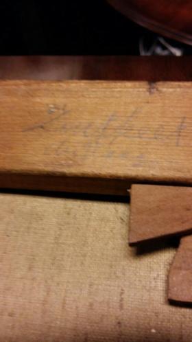 artikelnr. 1600060 Schilderij Zoutkeet Den Haag signed Remmerswaal: prijs 225 euro
Prachtig origineel olieverf schilderij, gesigneerd Remmerswaal.

Tijdperiode: Omstreeks jaar 1900

33x 28cm

In Uitstekende staat!

De handtekening is van de tussen 1880 en 1920 werkzame Haagse kunstschilder M. Remmerswaal. Hij schilderde topografische voorstellingen en landschappen. Zijn naam is alleen bekend van een aantal gesigneerde schilderijen in particuliere collecties en op de kunstmarkt.

33 x 28cm

Met originele stempel op achterkant schilderij en herkomst.
Keywords: Schilderij Zoutkeet Den Haag signed Remmerswaal