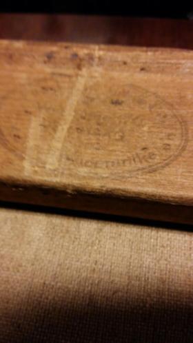 artikelnr. 1600060 Schilderij Zoutkeet Den Haag signed Remmerswaal: prijs 225 euro
Prachtig origineel olieverf schilderij, gesigneerd Remmerswaal.

Tijdperiode: Omstreeks jaar 1900

33x 28cm

In Uitstekende staat!

De handtekening is van de tussen 1880 en 1920 werkzame Haagse kunstschilder M. Remmerswaal. Hij schilderde topografische voorstellingen en landschappen. Zijn naam is alleen bekend van een aantal gesigneerde schilderijen in particuliere collecties en op de kunstmarkt.

33 x 28cm

Met originele stempel op achterkant schilderij en herkomst.
Keywords: Schilderij Zoutkeet Den Haag signed Remmerswaal