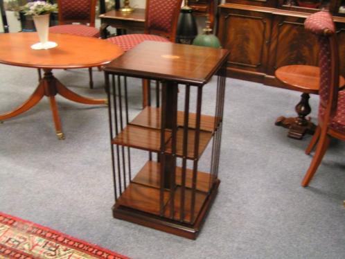 Verkocht artikelnr. 1600238 Klassieke mahoniehouten ingelegde Boekenmolens.
Intarsia ingelegd.

46 x 46 x Hoog: 82cm

In nieuwstaat!

 


Keywords: Klassieke mahoniehouten ingelegde Boekenmolen