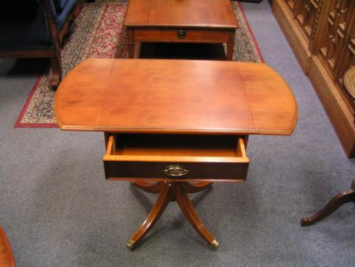 Verkocht. 0160034 Heldense Exclusive Hangoortafeltje Taxus 
met lade, uitklapbaar, met 2 klapbladen.

op messingwielen.

49 x 46 x 65cm

In nieuwstaat!
Keywords: Heldense Exclusive Hangoortafeltje Taxus