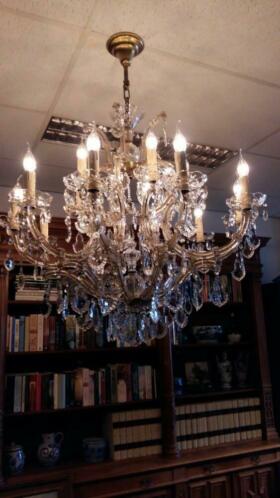  Verkocht artikelnr. 1503  Royale Grote Kristallen Kroonluchter.
met 15 gebogen armen en versierd met geslepen kristallen pegels
hoog: 90 cm zonder ketting
Breed 1 meter.
Professionel gereinigd en nieuwe lampen er in!
Kroonluchter is helemaal perfect.

Top exemplaar!
Keywords: Royale Grote Kristallen Kroonluchter