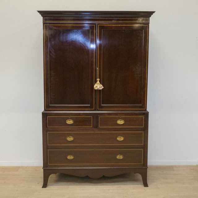 Verkocht artikelnr. 1563 Engels Antiek Mahonie Kabinet met Satijnhouten Biezen
Interieur met lades.

hoog: 1.90m x diep: 58cm x 1.21m breed

In nieuwstaat.

Zeldzaam Antiek Exemplaar.
Keywords: Engels Antiek Mahonie Kabinet met Satijnhouten Biezen