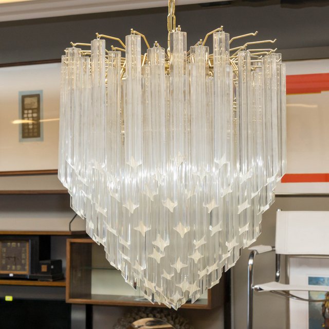 Verkocht artikelnr. 1600199 Kristallen Kroonluchter Goudverguld * Design "Paolo Vernini'
56 cm doorsnede, 60 cm hoog zonder ketting.
Met goudvergulde Roset.
Super Kroonluchter bestaande uit een Goud-verguld metalen frame met vele ruitvormige kristallen staven, ontwerp Paolo Venini, jaren '60.

Top Design Kroonluchter!
Keywords: Kristallen Kroonluchter Goudverguld * Design "Paolo Vernini'