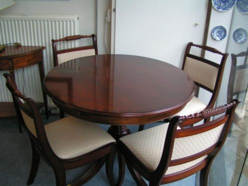 Verkocht artikelnr. 00568 Heldense Exclusive Mahonie Eetkamertafel met 4 stoelen
doorsnede: 1 meter.
Intarsia ingelegd, Mahonie, niet uitschuifbaar, in nieuwstaat met 4 Sheraton stoelen ook in nieuwstaat.
Keywords: Heldense Exclusive Mahonie Eetkamertafel met 4 stoelen