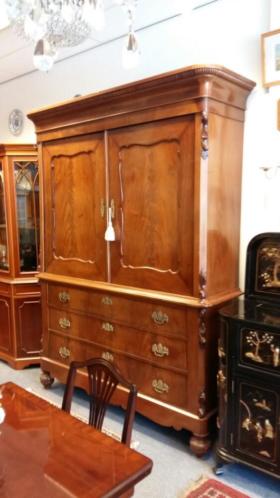 Verkocht artikelnr. 01112 Antiek Mahonie Kabinet Overgang Empire/Biedermeier.
Beeldschoon Antiek mahoniehouten Vroeg Biedermeier Kabinet jaar 1820, in topstaat.

Topstuk!

h 230 x 147 x d: 51cm
Keywords: Antiek en Kunst Antiek | Meubels | Kasten Antiek Mahonie Kabinet Overgang Empire/Biedermeier