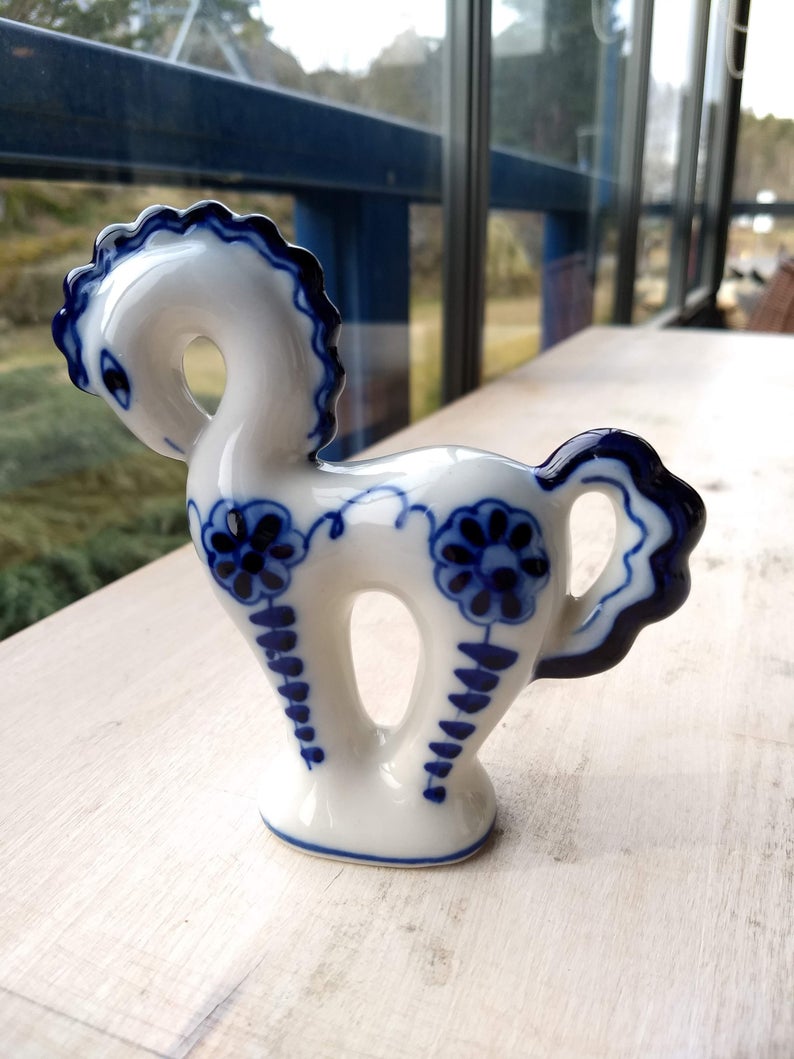 artikelnr. 1600243 USSR Vintage Handpainted Porselein Paard: prijs 20 euro
Zeldzame vondst  er is er maar 1 op voorraad.
Vintage uit de jaren 1970

12 x 12cm
Keywords: USSR Vintage Handpainted Porselein Paard