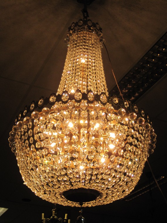 Verkocht artikelnr. 00225 Kristallen Zak Kroonluchter
1 meter hoog zonder ketting, 70 cm doorsnede rondom.
met 16 lampen.
Keywords: kristallen zakkroonluchter 16 lampen