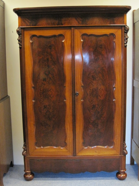 Verkocht artikelnr. 00407 Antieke Mahonie Biedermeier Dienstbodekast uit 1850
B: 1.20m x D: 45cm x H: 1.90m

in perfecte staat, met planken en onderin 1 lade.
Keywords: Antieke Mahonie Biedermeier Dienstbodekast uit 1850 Meidenkast