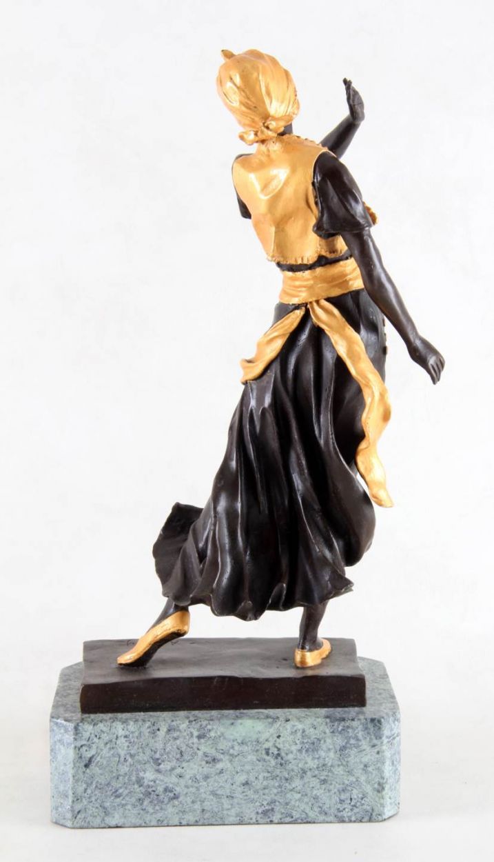 Verkocht artikelnr. 001116b Oosterse Danseres gesigneerd door AFFORTUNATO GORI (1895-1925) une danseuse orientale, bronze  multiples patines, dores, mdaille, et noire
bronze  multiples patines, dores, mdaille, et noire.

Estimate: 2,500 - 3,500

Description: AFFORTUNATO GORI (1895-1925)
Sculpture chryslphantine reprsentant une danseuse orientale, bronze  multiples patines, dores, mdaille, et noire. Haute base en onyx. Signature incise "A. Gori".
Haut. 43cm - Larg. 17cm - Prof. 13cm
A chryselephantine sculpture representing a dancer, bronze with multiple patinas, onyx plinth. Incised signature.
Height 15 5/8 IN. - Width 8 1/4 IN. - Depth 5 1/8 IN.

bronze 
Keywords: artikelnr. 001116 Oosterse Danseres gesigneerd door AFFORTUNATO GORI (1895-1925) une danseuse orientale, bronze multiples patines, dores, mdaille, et noire: Bieden vanaf 2500 euro