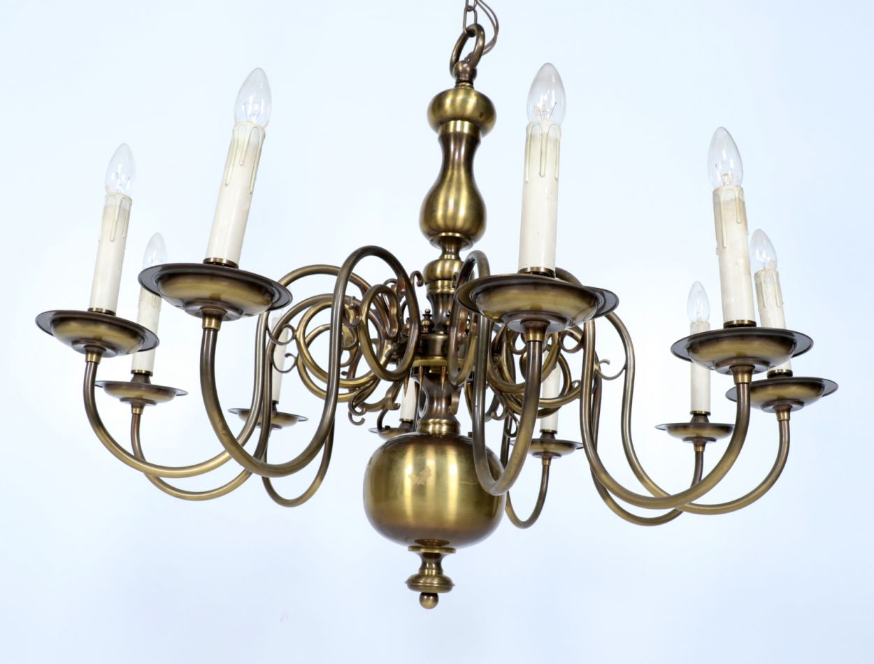 artikelnr. 1600103 Grote Koperen pennenBalkroon 10-arms, ca 1910; �349,- euro
H: 1.30m x D: 1 meter

In zeer goede staat.
Keywords: Grote Koperen pennenBalkroon 10-arms, ca 1910