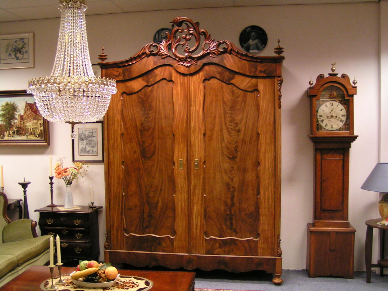 Verkocht artikelnr. 00365 Antieke mahonie Biedermeier Kuifkast 1840, altijd diverse mooie biedermeier kasten in de collectie.
in zeer goede staat

H: 2.55m
B: 1.80m
d: 45cm
Keywords: Antieke mahonie Biedermeier Kuifkast 1840