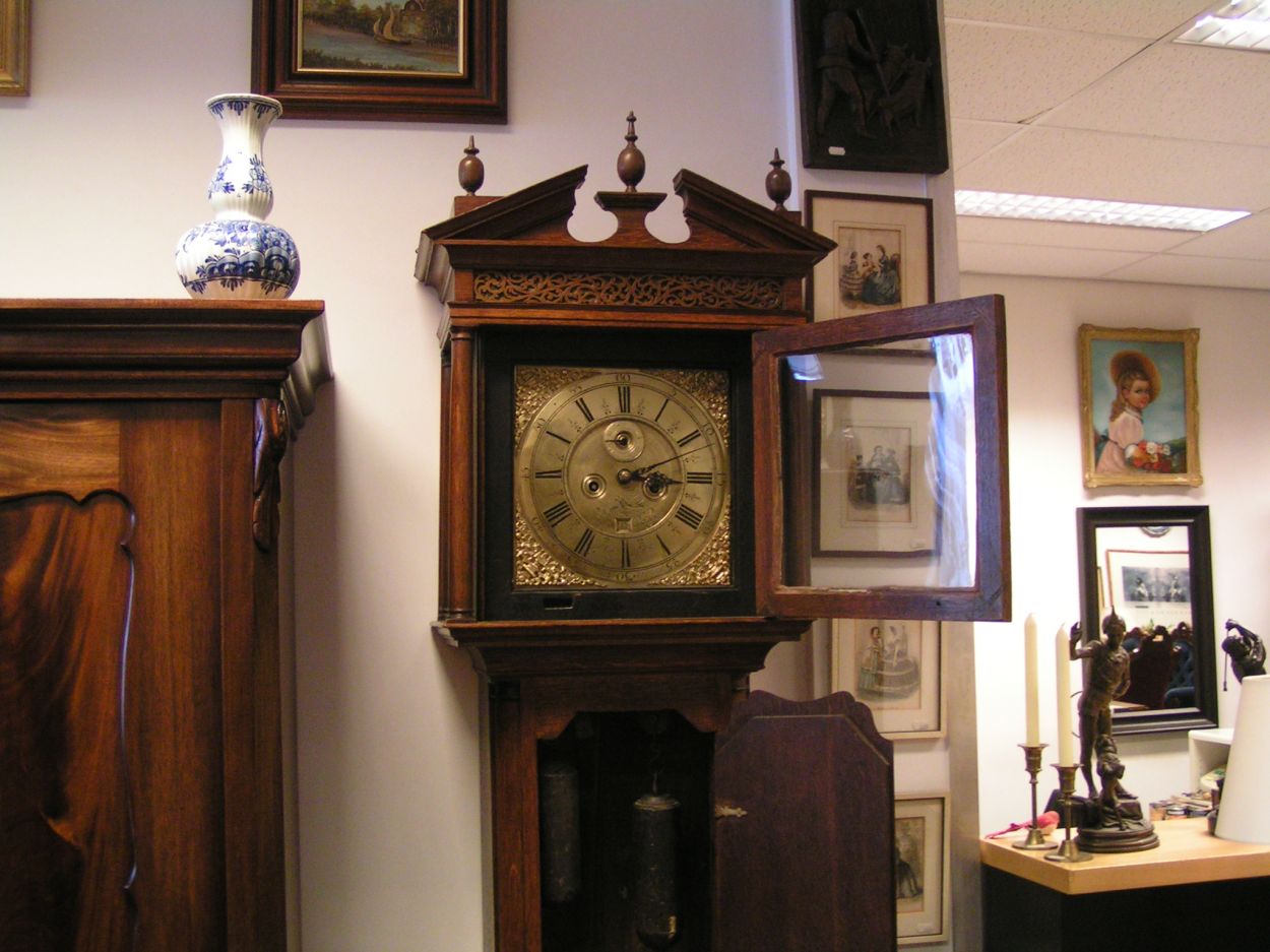 artikelnr. 0160030 Engels Staande Horloge In Massief Eiken Kast 1830 : prijs 649 euro
In zeer goede staat.

Timothy Mason, Gains Through

Met seconde- en datum aanwijzing.

Hoogte: 222cm

Recent bij klokkenmaker geweest, met garantie, papieren klokkenmaker/onderhoud/reparatie aanwezig.
Keywords: Engels Staande Horloge In Massief Eiken Kast 1850