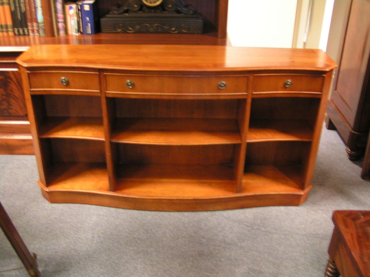 Verkocht artikelnr. 1600221 Heldense Exclusive Taxus Boekenkast.
3 laden,
intarsia ingelegd
gebogen front

B: 1.52m x D: 35cm x H: 80cm

In nieuwstaat!
Keywords: Heldense Exclusive Taxus Boekenkastje