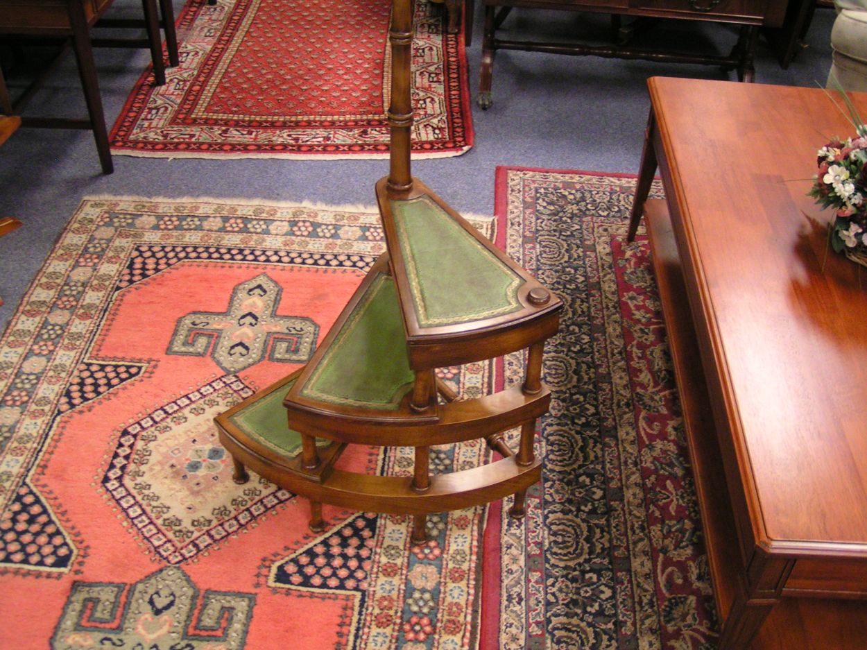 Verkocht artikelnr. 1600222 Heldense Boekenkast trapje
Groen leer intarsia ingelegd.

Mahonie Bibliotheektrap/ Boekenkast trapje , 3 treden, gedraaid, met leer ingelegd met gouden biesjes.

B: 45cm x H: 48cm

Messing knop hoogte: 1.16m

In nieuwstaat.
Keywords: Heldense Boekenkast trapje