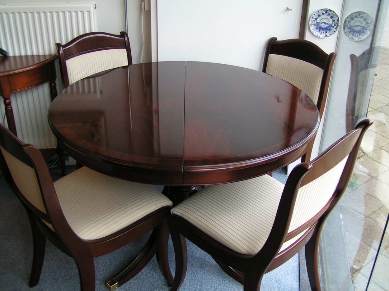 artikelnr. 001105a Heldense Exclusive Mahonie Eetkamertafel: prijs 2495 euro
Uitschuifbare ovale eetkamertafel met 1 inlegblad [45cm] uitschuifbaar, die onder het blad kunnen worden opgeborgen. Met hoogwaardige metalen synchroongeleiders met centrale borging, met intarsia ingelegde bladen

135 (45) x 96 x 76 cm

evt. met 4 Sheraton stoelen met gestoffeerde rug en verende zitting. Massief beukenhouten romp; 48 x 52 x 89

tafel kan ook los verkocht worden en/of met 4 andere Heldense stoelen in andere kleur evt.

Meerdere tafels en stoelen [setjes] in voorraad.
Keywords: Heldense Exclusive Mahonie Eetkamertafel