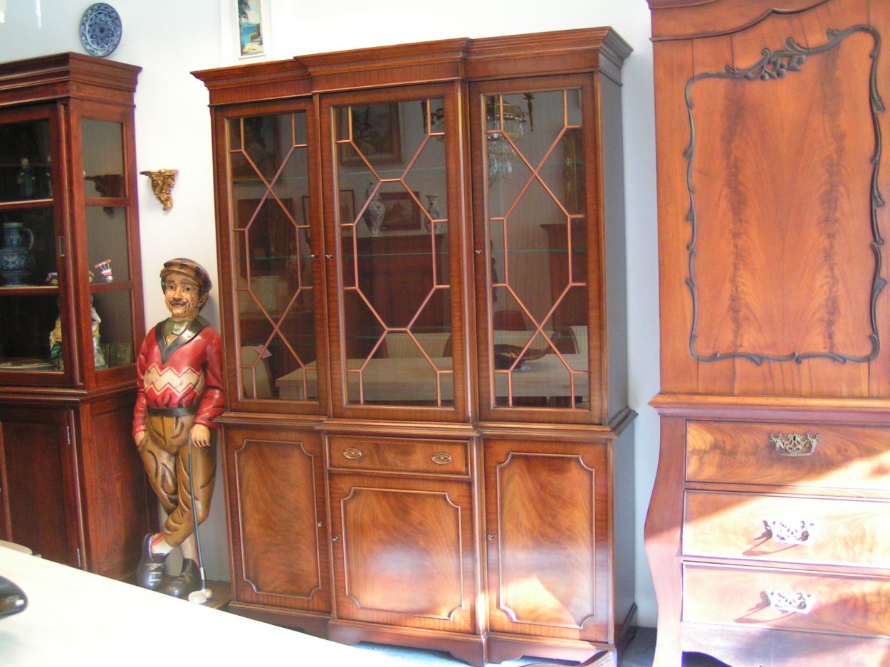 Verkocht artikelnr. 00806b Heldense Exclusive Mahonie Boeken/Vitrinekast
B: 1.54m x D: 46cm x H: 2.16m

in nieuwstaat

met lade 3 deuren bovenstel, waarvan 1 glazen deurtje, met 3 deurtjes onderstel.

Met halogeenverlichting
Keywords: Heldense Exclusive Mahonie Boeken/Vitrinekast