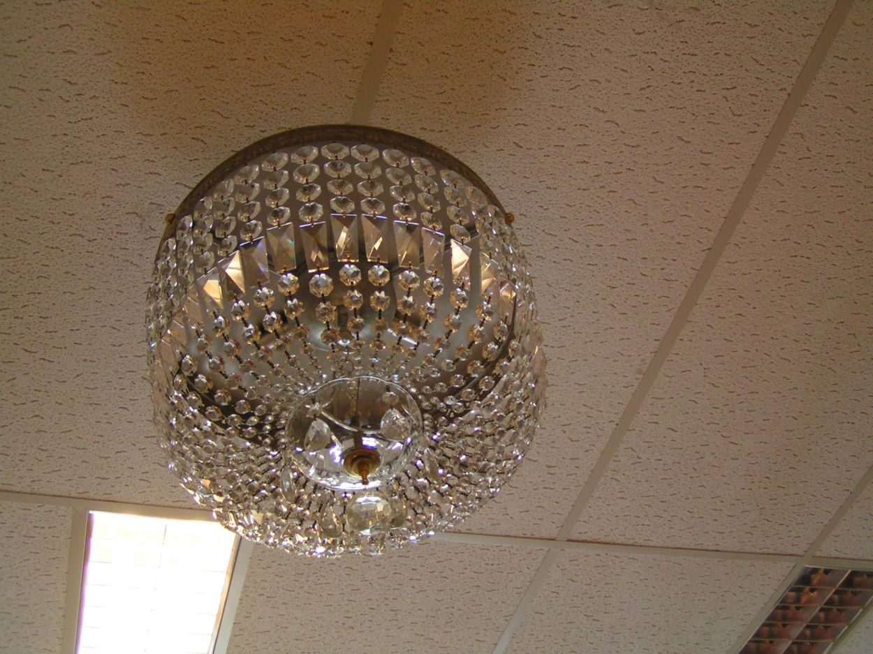 Diverse plafonaires, Kroonluchters, Zakkroonluchters te koop in alle soorten en maten, tevens op bestelling mogelijk, ook restauratie!
Tevens montage, bevestigen van alle soorten en maten van Kroonluchters op aanvraag. Vrijwel alles is mogelijk op het gebied van Kristallen Lampen en Kroonluchters etc.

