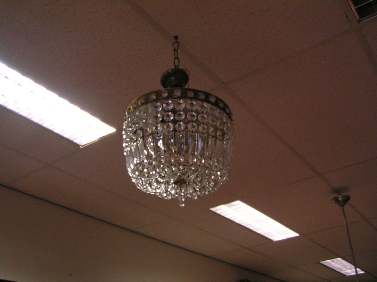 Albert Benier Kristallen Kroonluchter SpecialistDiverse plafonaires, Kroonluchters, Zakkroonluchters te koop in alle soorten en maten, tevens op bestelling mogelijk, ook restauratie!
Tevens montage, bevestigen van alle soorten en maten van Kroonluchters op aanvraag. Vrijwel alles is mogelijk op het gebied van Kristallen Lampen- en Kroonluchters etc.
